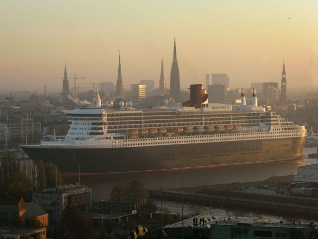 Queen Mary 2 pluje na servisní údržbu do doku