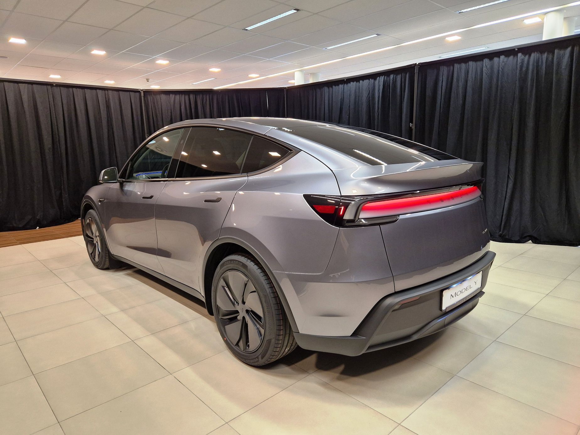 Tesla Model Y Juniper naživo Praha