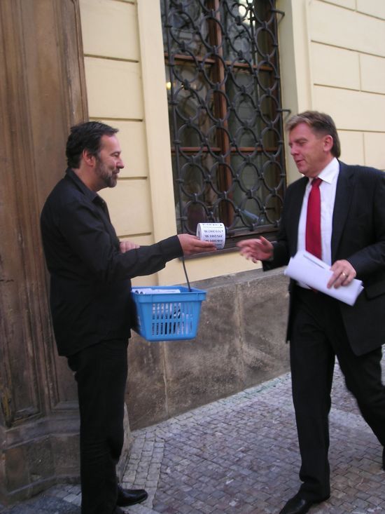 Strana Věci veřejné rozdává před sněmovnou toaletní papír - Miloslav Vlček