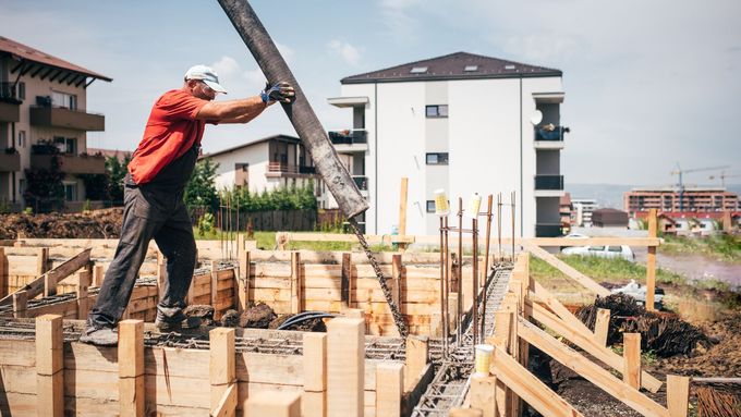 Stavební výroba v Česku se propadla nejvíce od roku 2013, podle expertů chybí především pracovní síla ze zahraničí.