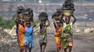 Local women carry coal taken from open cast coal field at Dhanbad district in the eastern Indian state of Jharkhand September 19, 2012. With oil and gas output disappointing and hydropower at full throttle, Asia's third-largest economy still relies on coal for most of its vast energy needs. About 75 percent of India's coal demand is met by domestic production and, according to government plans, that won't change over the next five years. Picture taken September 19, 2012. To match INDIA-COAL/ REUTERS/Ahmad Masood (INDIA - Tags: BUSINESS EMPLOYMENT ENERGY SOCIETY ENVIRONMENT) Published: Říj. 21, 2012, 10:05 odp.