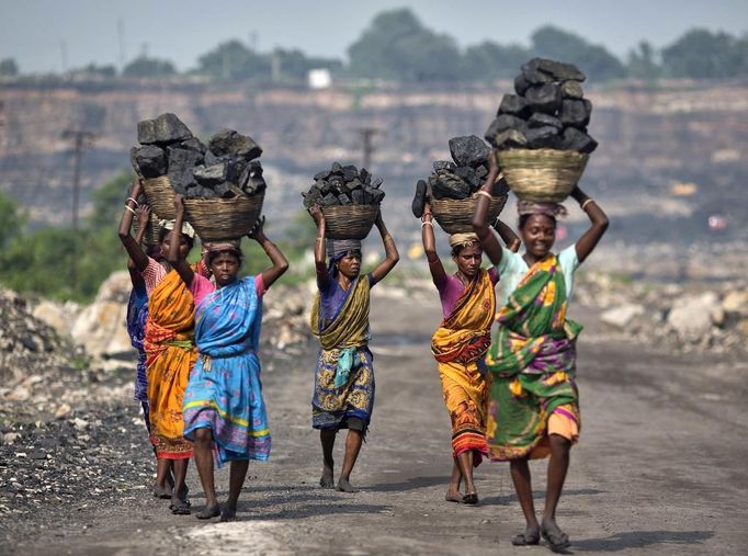 Local women carry coal taken from open cast coal field at Dhanbad district in the eastern Indian state of Jharkhand September 19, 2012. With oil and gas output disappointing and hydropower at full throttle, Asia's third-largest economy still relies on coal for most of its vast energy needs. About 75 percent of India's coal demand is met by domestic production and, according to government plans, that won't change over the next five years. Picture taken September 19, 2012. To match INDIA-COAL/ REUTERS/Ahmad Masood (INDIA - Tags: BUSINESS EMPLOYMENT ENERGY SOCIETY ENVIRONMENT) Published: Říj. 21, 2012, 10:05 odp.