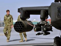 Kapitán Harry Wales obhlíží helikoptéru Apache na základně v Afghánistánu.