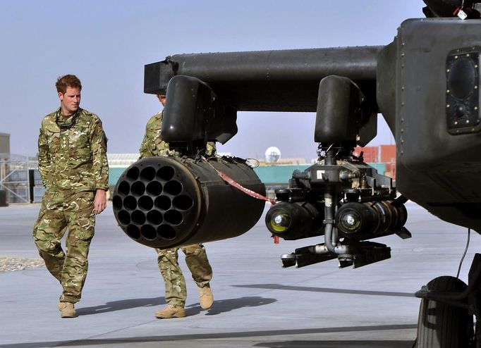 Kapitán Harry Wales obhlíží helikoptéru Apache na základně v Afghánistánu.