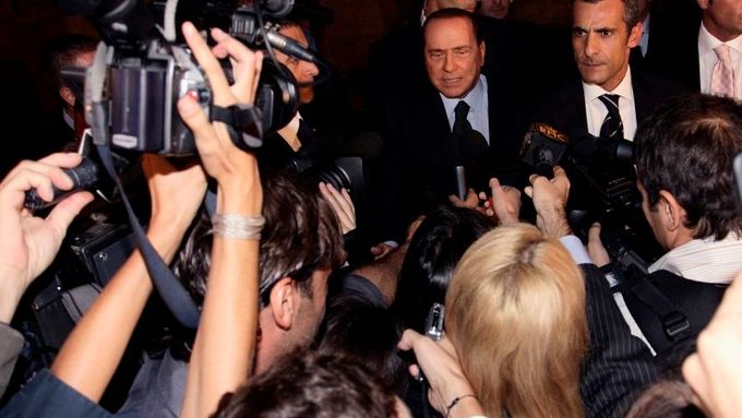 Italský premiér Silvio Berlusconi ve středu v noci vyšel ze své rezidence v paláci Grazioli a okomentoval rozhodnutí soudců: Jsou to levičáci.