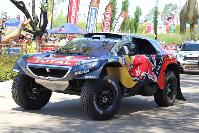 Někteří dostali jen pár vteřin, zato devítinásobný mistr světa v rallye Sebastian Loeb se svým speciálem Peugeot zůstal v obležení moderátorů a kameramanů několik minut.