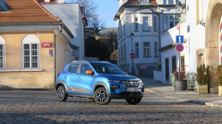 Dacia Spring v testu potvrzuje jednoduché počty. Za půl milionu půl elektromobilu; Zdroj foto: Martin Frei