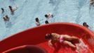 A youth slides down a water slide at the public swimming pool Kongressbad in Vienna June 30, 2012. Temperatures will rise up to 37 degrees Celsius (98.6 Fahrenheit) in Austria the next days, Austria's national weather service agency ZAMG reported. REUTERS/Lisi Niesner (AUSTRIA - Tags: ENVIRONMENT) Published: Čer. 30, 2012, 3 odp.