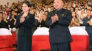 North Korean leader Kim Jong-Un (R) applauds with his wife Ri Sol-Ju (L) during a demonstration performance by the newly formed Moranbong band in Pyongyang in this undated picture released by the KCNA July 9, 2012. North Korea's new young leader, Kim Jong-un, is married, state media said on July 25, 2012, putting an end to speculation over the relationship with a woman seen at his side during recent events. REUTERS/KCNA (NORTH KOREA - Tags: POLITICS SOCIETY) FOR EDITORIAL USE ONLY. NOT FOR SALE FOR MARKETING OR ADVERTISING CAMPAIGNS. NO THIRD PARTY SALES. NOT FOR USE BY REUTERS THIRD PARTY DISTRIBUTORS Published: Čec. 26, 2012, 4:16 dop.