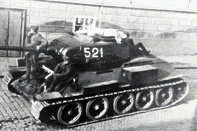 Rudoarmějci s tankem T-34 v Plzeňské ulici v Příbrami 11. 5. 1945 okolo 13. hodiny, chystající se k útoku na Slivici.