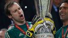 Fotbal, finále Evropské ligy, Chelsea - Benfica: Petr Čech s trofejí