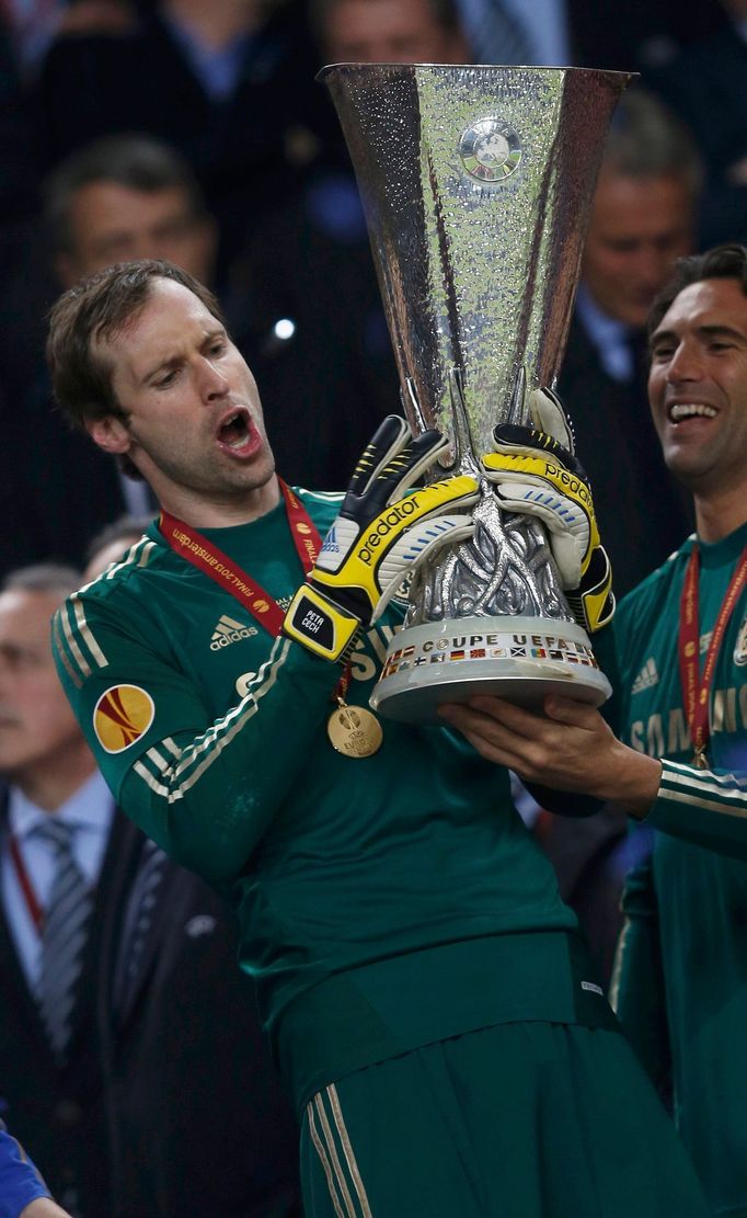 Fotbal, finále Evropské ligy, Chelsea - Benfica: Petr Čech s trofejí