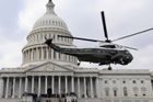Odlet. Vrtulník amerického námořnictva s George W. Bushem na palubě odlétá od budovy Kongresu USA.
