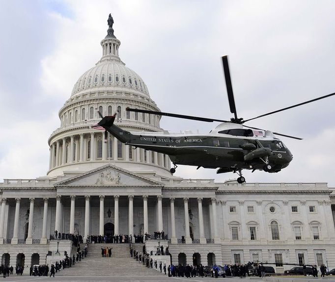 Odlet. Vrtulník amerického námořnictva s George W. Bushem na palubě odlétá od budovy Kongresu USA.