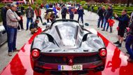 Největší zájem byl pochopitelně o LaFerrari Aperta. Těchto roadsterů bylo vyrobeno jen 200 a oficiálně stál přes 41 milionů korun. Zájemci, na které se nedostalo, však za něj nabízejí i 150 milionů korun, ale jejich současní majitelé jej nesmějí dva roky prodat