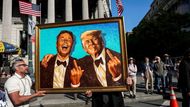 New York, USA: příznivci Donalda Trumpa nesou obrázek s Elonem Muskem a  prezidentem Trumpem během prvomájového pochodu.