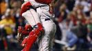 Catcher Jason Varitek (vlevo) se raduje s nadhazovačem Jonathanem Papelbonem