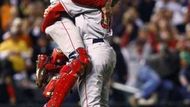 Catcher Jason Varitek (vlevo) se raduje s nadhazovačem Jonathanem Papelbonem