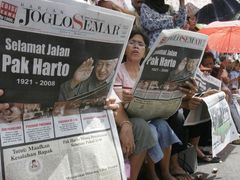 Desetitisíce lidí se přišly do ulic indonéské Surakarty (místní ale městu říkají spíše Solo) rozloučit s dlouholetým vládcem země Suhartem. S úctou se s ním loučil i místní tisk, a to přesto, že jeho autokratickou vládu provázelo masové porušování lidských práv a rozsáhlá korupce