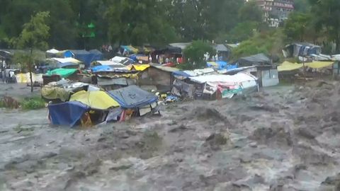 Video: Voda smetla i autobus. Indie zápasí s velkými povodněmi