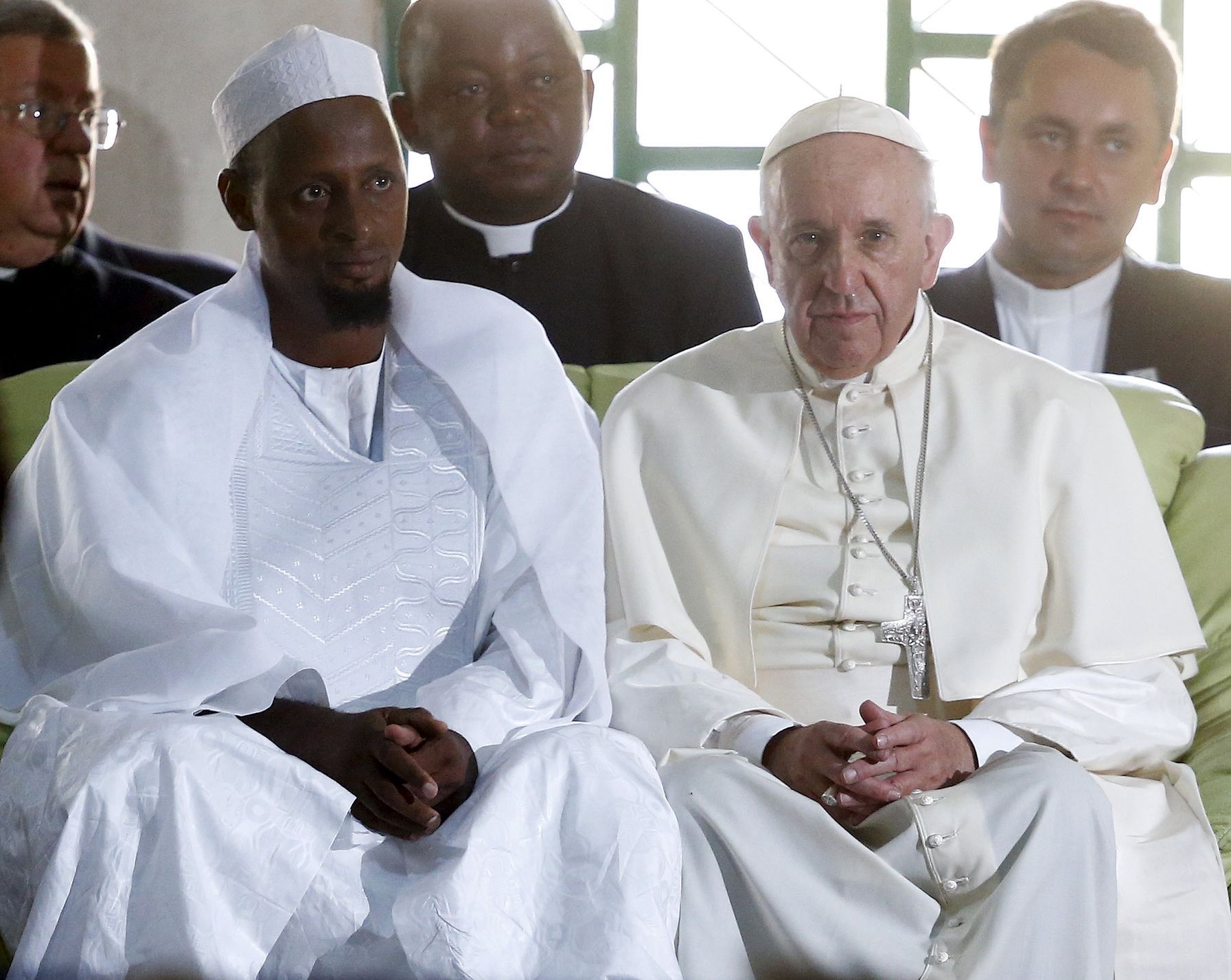 Papež František vedle imáma mešity v Bangui