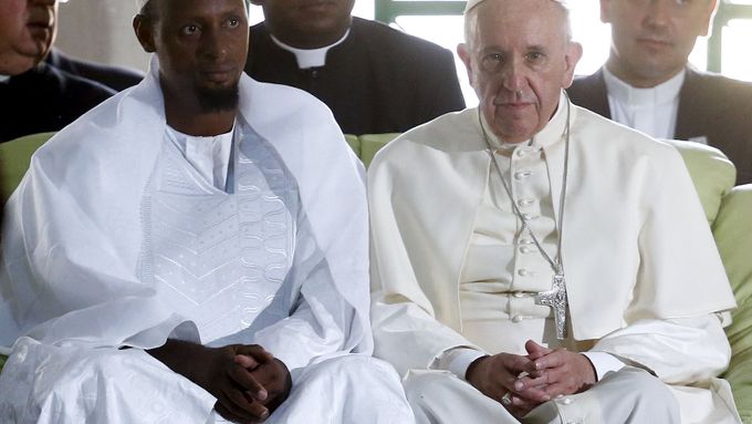 Papež s imámem v Bangui, v mešitě Koudoukou. Francouzské tajné služby ho varovaly, ať tam nechodí. Šel. Odmítá strach.