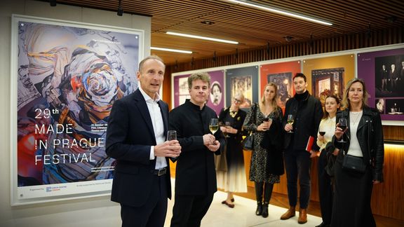 Vernisáž výstavy k představení Věc Makropulos ve foyer Královské opery v Londýně.