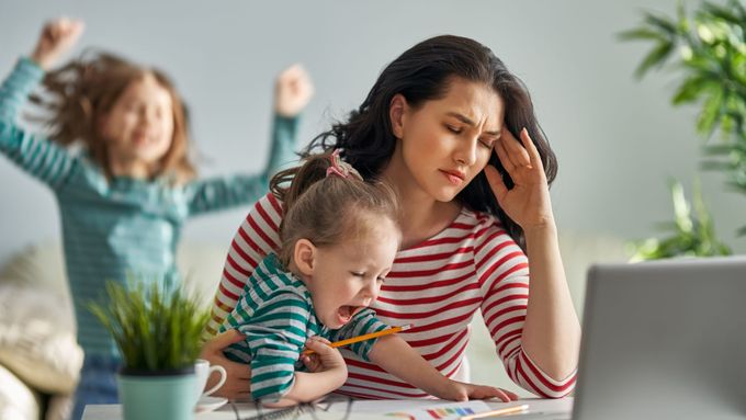 Nejvyšší nápor negativních emocí loni podle Gallupova institutu pociťovaly ženy v domácnosti, které se starají o malé děti. Ty si vedle stresu také nejvíc stěžovaly na stavy vzteku a smutku.