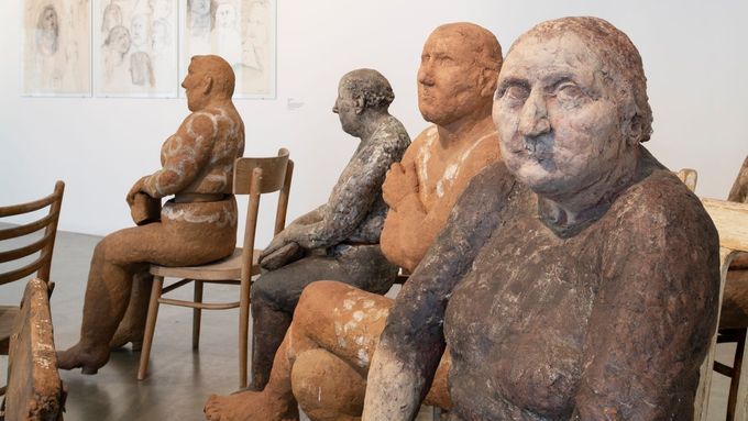 Znuděné dámy v čekárně před koncem komunismu. Výstava připomíná sochy Purkrábkové
