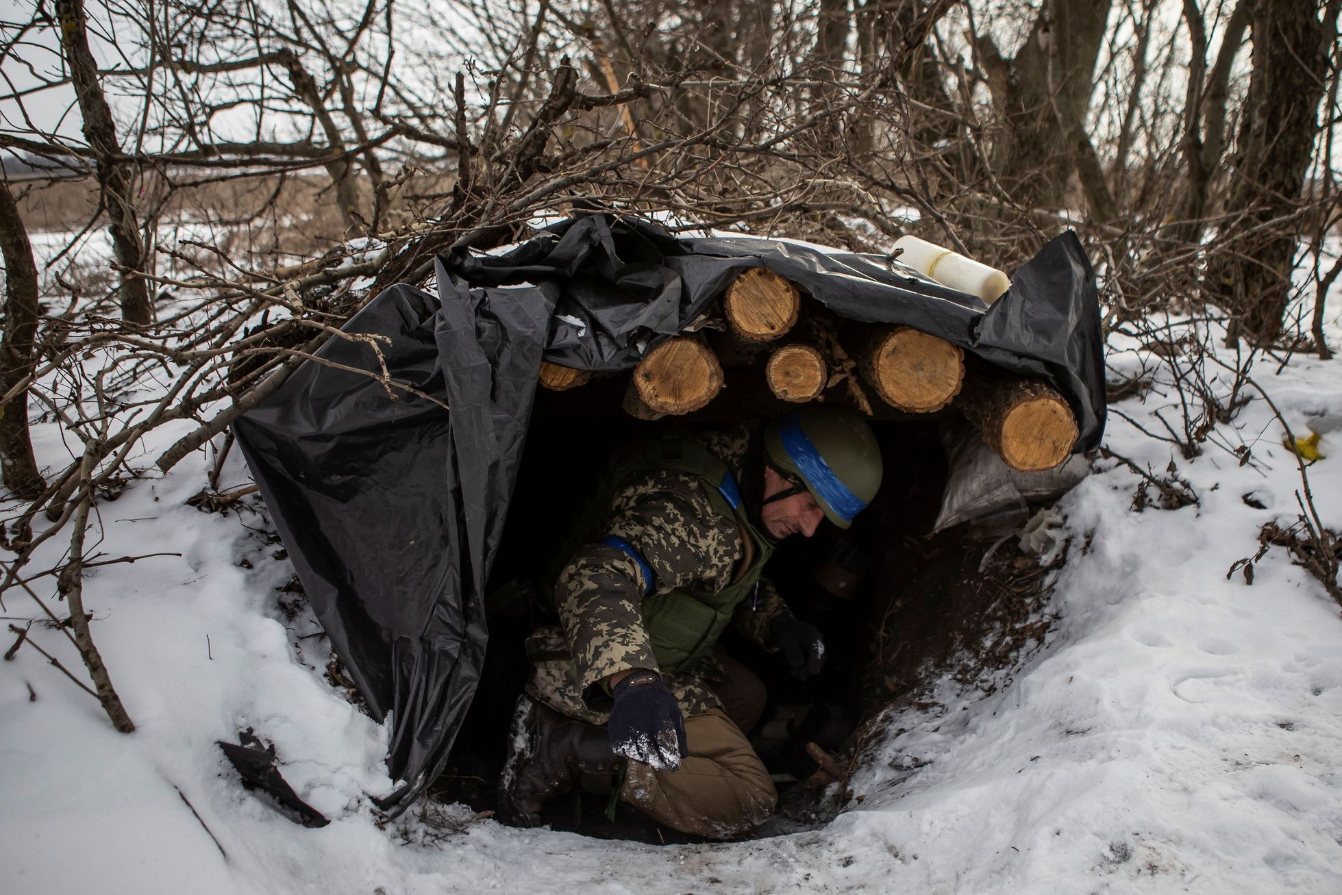 Ukrajinský voják v úkrytu na frontové linie u města Vuhledar.