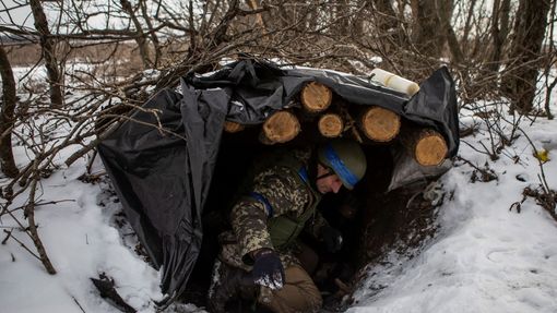 Ukrajinský voják v úkrytu na frontové linie u města Vuhledar.
