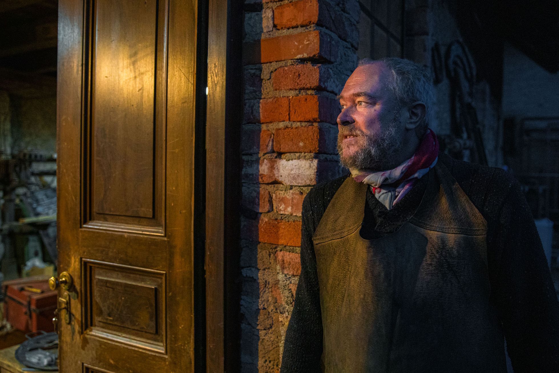 Kovář, platnéř Petr Brožek, výroba plátové zbroje a helmy