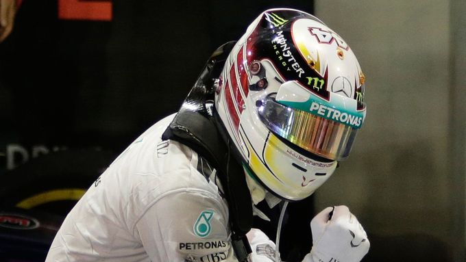 Lewis Hamilton slaví vítězství ve Velké ceně Singapuru.