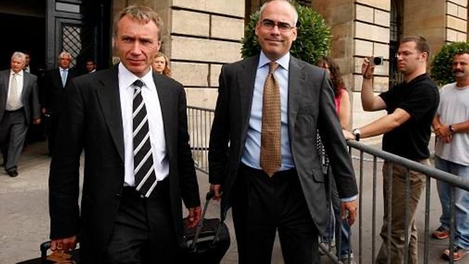 Bob Bell, technický šéf Renaultu, opouští soud v Paříži (vpravo právník stáje)