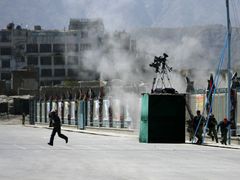 Teroristé již mají na kontě několik atentátů na Karzáího. Takto vypadal jeden z nich