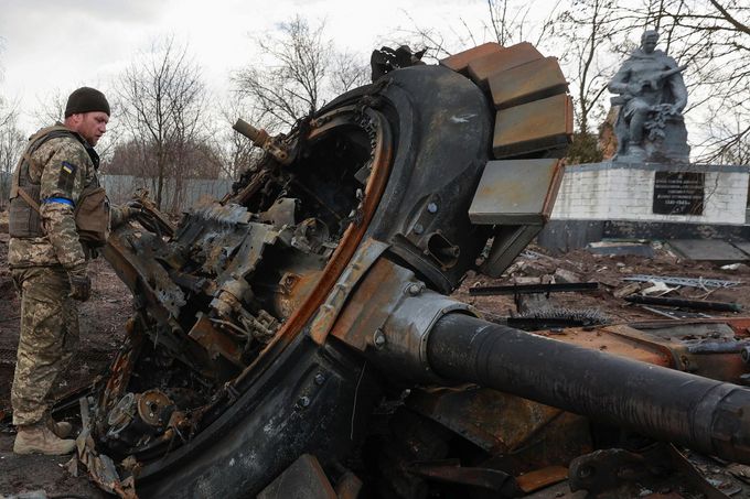 Ukrajinští vojáci obhlížejí zničenou ruskou techniku u města Lukjanivka.