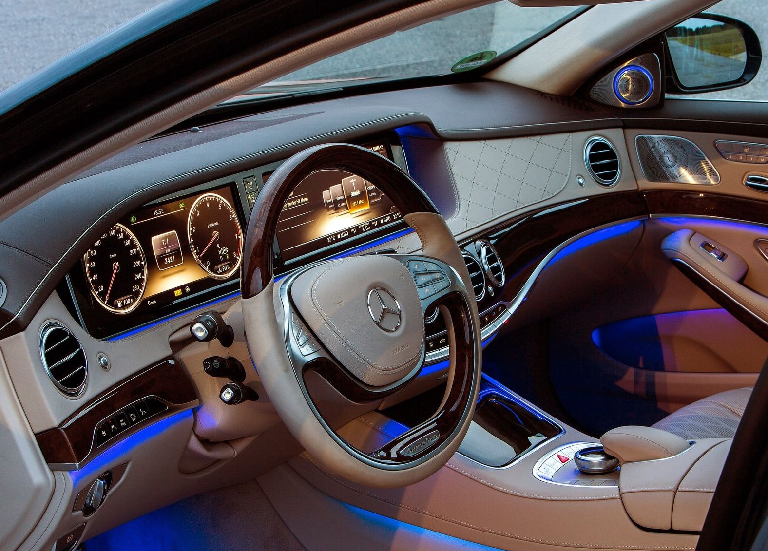 Výbava aut - ambientní osvětlení Mercedes