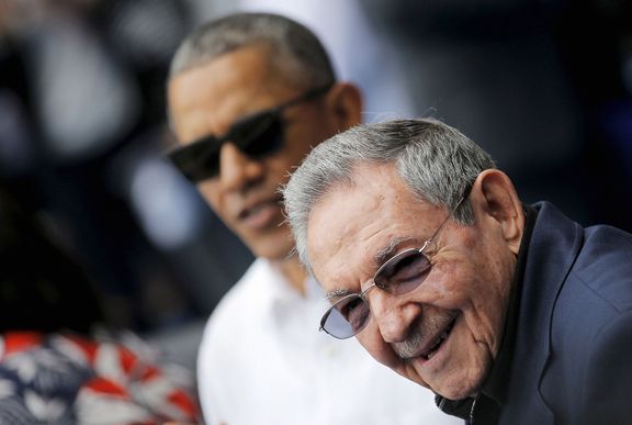 Raúl Castro s Barackem Obamou v roce 2016 na baseballovém stadionu v Havaně.