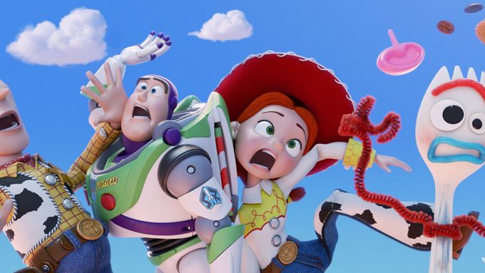 Toy Story 4 nenabízí nic nového, stále ale nadchne animací a je srozumitelné dětem všeho věku.
