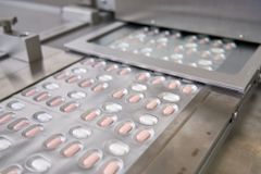 EU shání covidové léky "na doma". Společný postup je zdlouhavý, ale snižuje cenu