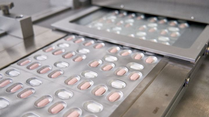 Léky na covid-19 budou od ledna i na e-recept. Vydávat je nově mohou všechny lékárny; Zdroj foto: Reuters
