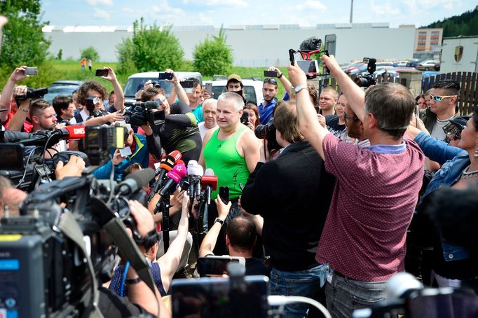 Pravomocně odsouzený dvojnásobný vrah Jiří Kájínek v obležení zástupců médií poté, co opustil vězení na základě prezidentské milosti Miloše Zemana. 23. 5. 2017.