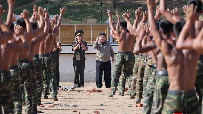 Kim Čong-un dohlíží na severokorejskou armádu.