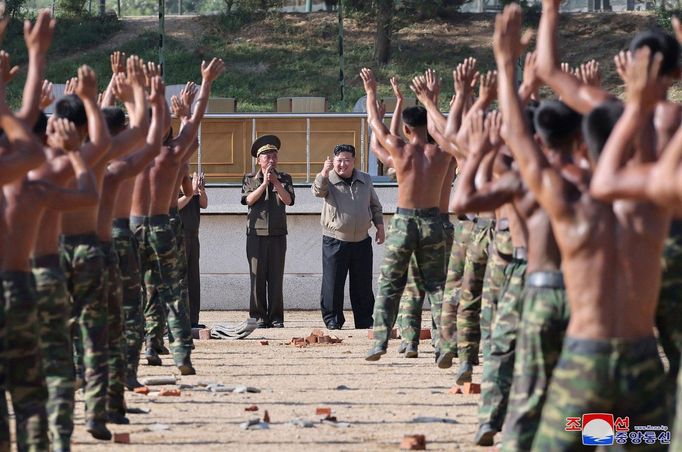 Kim Čong-un dohlíží na severokorejskou armádu.