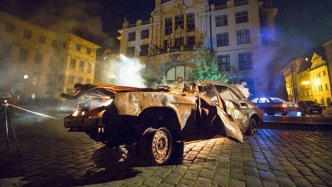 Foto: Rozstřílená auta z války i projekce na náměstí Míru. Populární Signal svítí