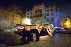 Foto: Rozstřílená auta z války i projekce na náměstí Míru. Populární Signal svítí