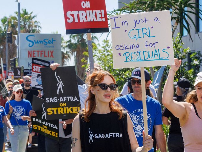 Jsem jen obyčejná holka, která chce tantiémy, stojí na tomto transparentu z protestu hollywoodských herců a scenáristů.