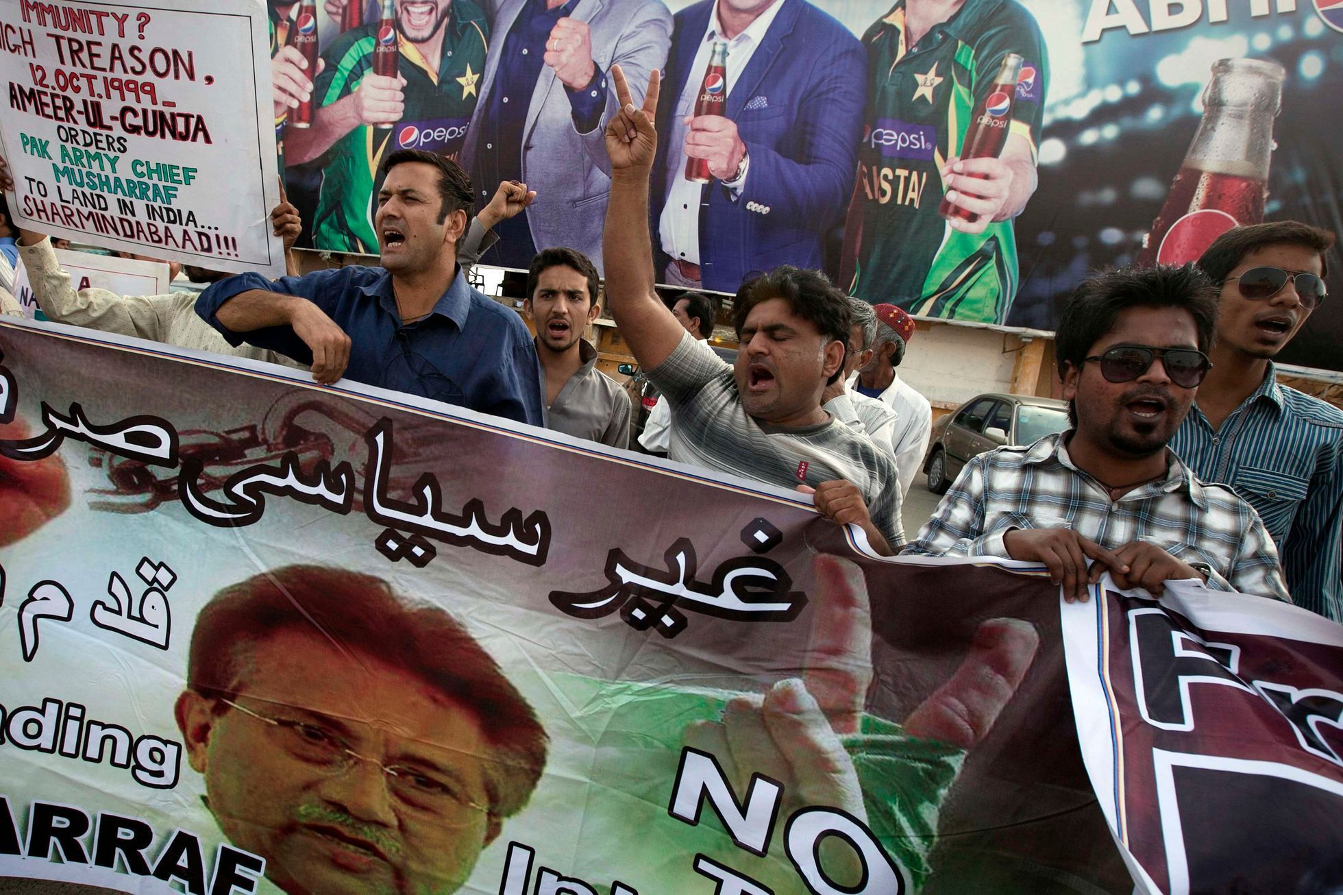 Protesty příznivců bývalého prezidenta Mušarafa, 30. března 2014.