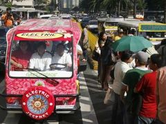 Starosta Makati Jejomar Binay si sám vyzkoušel, jak se nový elektrický jeepney řídí