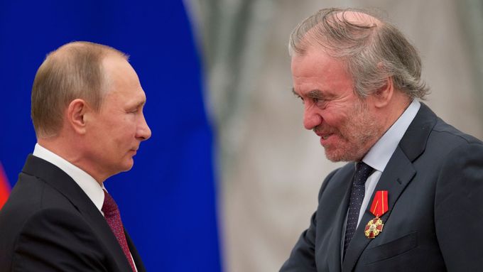 Dirigent Valerij Gergijev (vpravo) se s ruským prezidentem Vladimirem Putinem přátelí od 90. let minulého století.